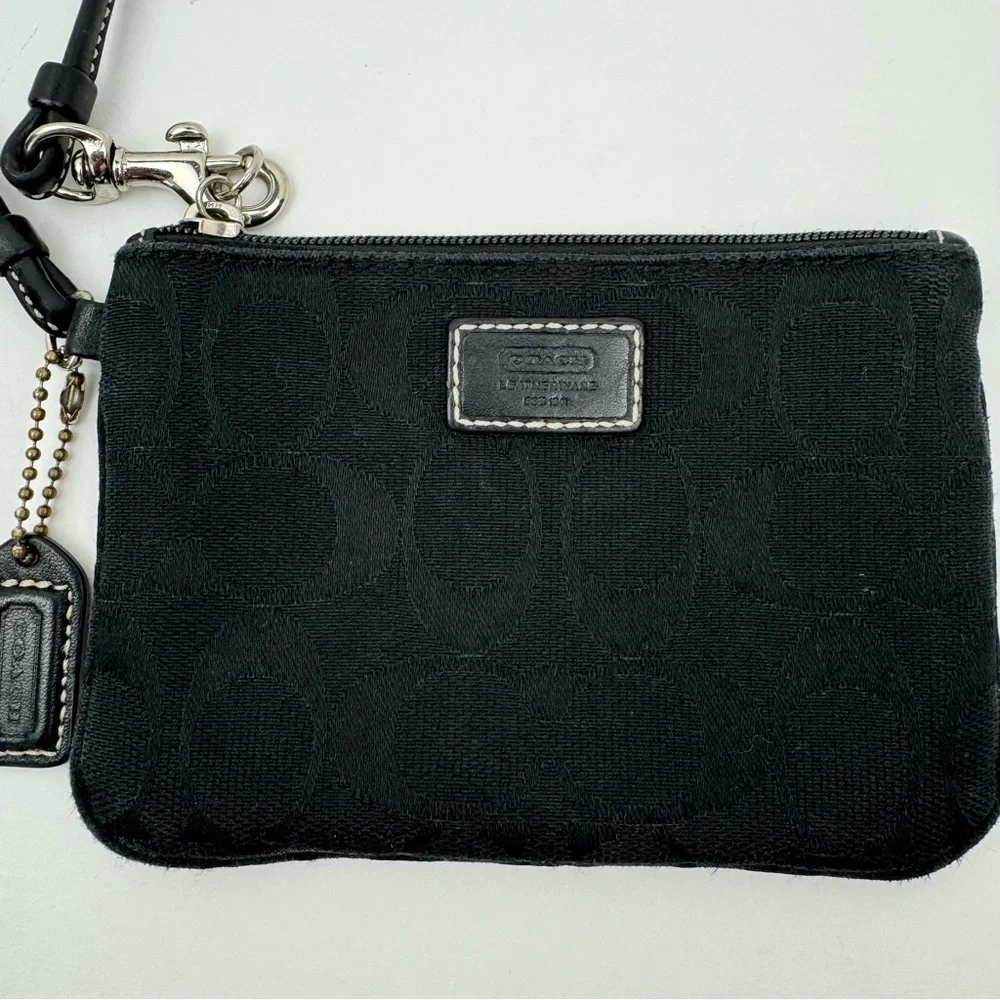 Coach Vintage Signature C Black Wristlet. Leather details. Silver hardware. Y2K